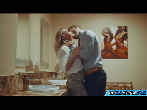 ❤️ Kana blonde ine busty inokukwezvera muchimbuzi cheveruzhinji ❌ ❌❤